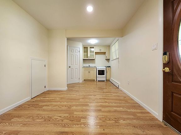 4th image of 137-1900 160th St #1