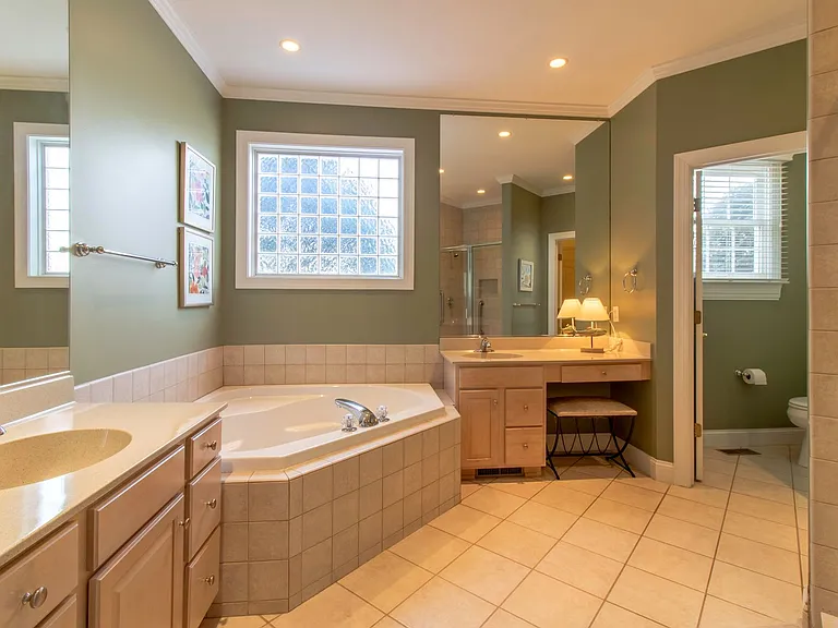 10 Wellington Pl — Photo 18