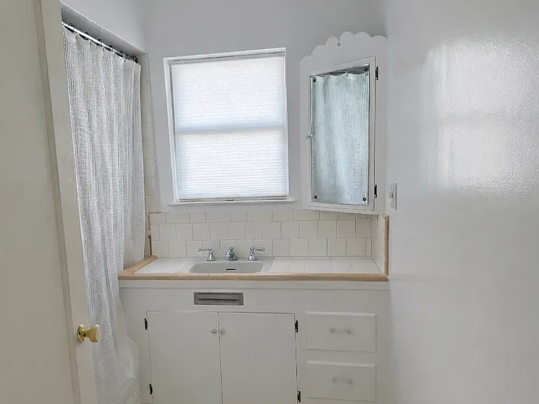 1615 Phillips Ln — Photo 9