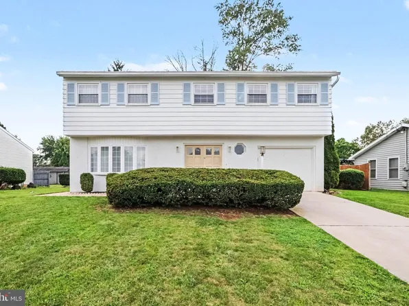 7 Center Dr, Camp Hill, PA 17011