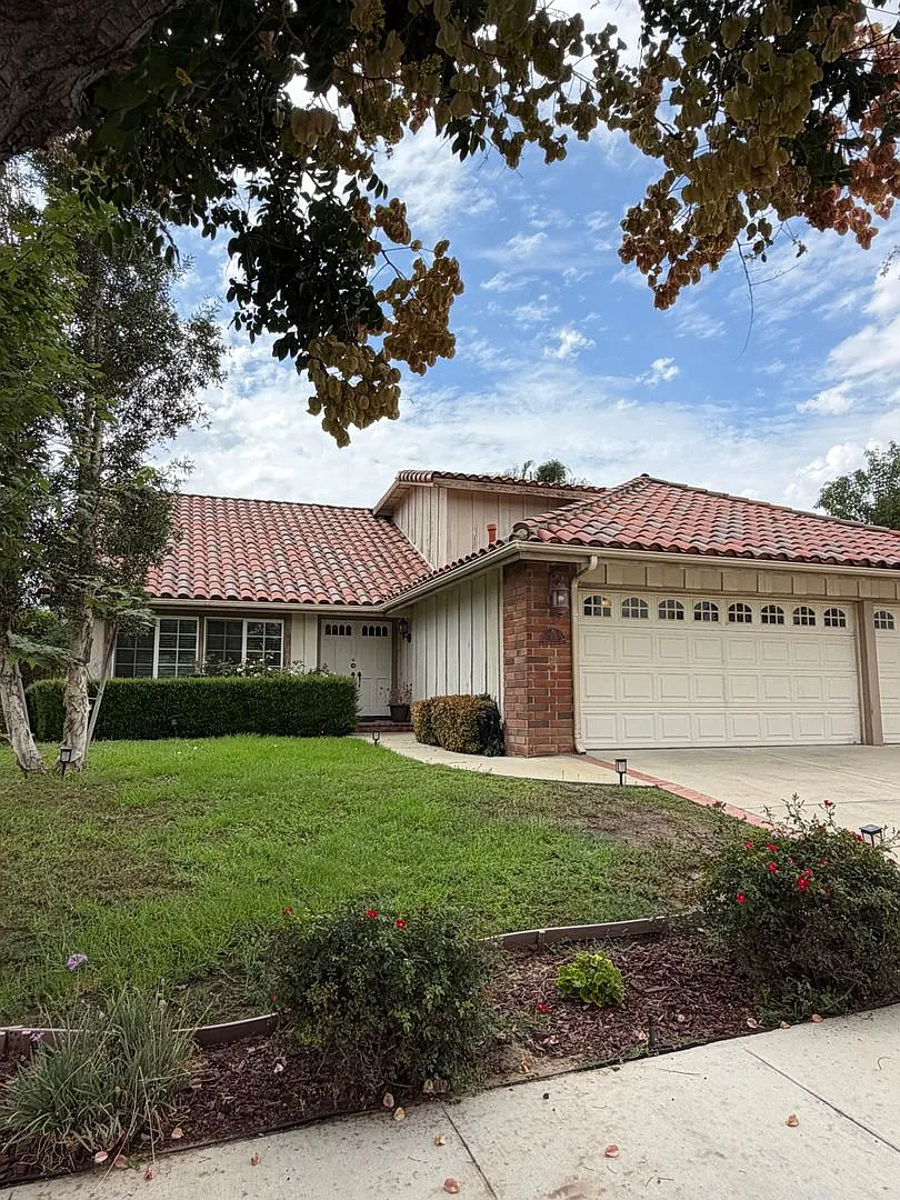 Large 5 bedroom, 2.5 bath home with RV parking — Photo 2