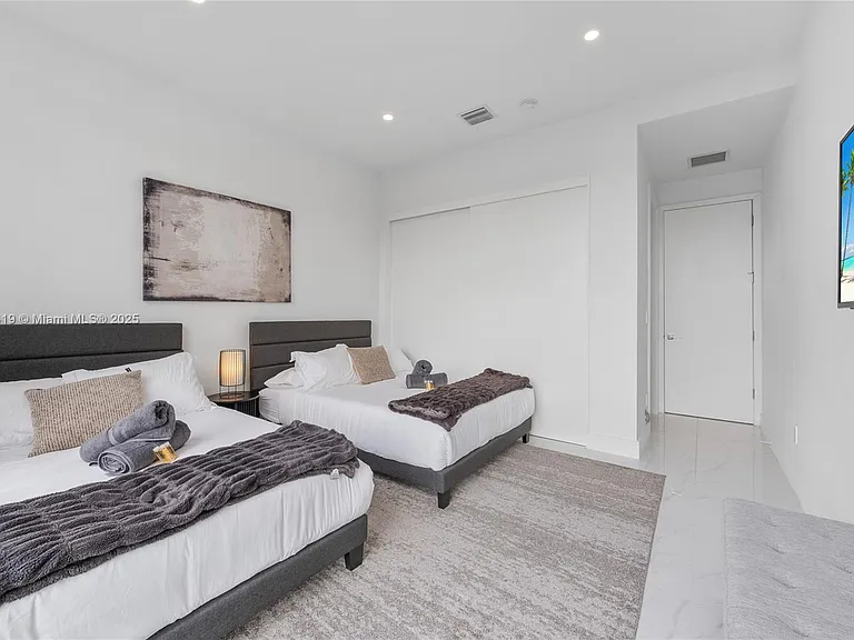 5420 SW 72nd Ave — Photo 8