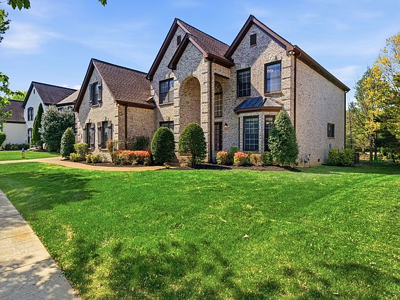 3rd image of 491 Beauchamp Cir