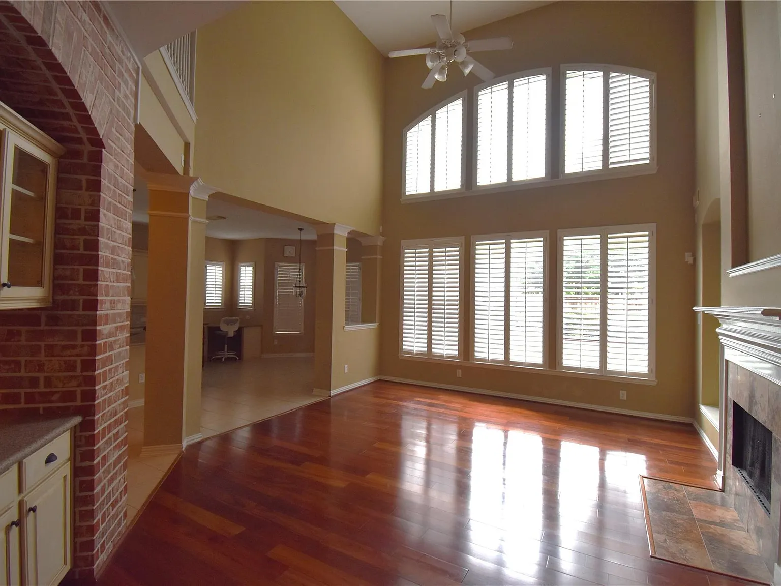 5 bed, 3.5 bath, 3875 sqft, $3,400 — Photo 2