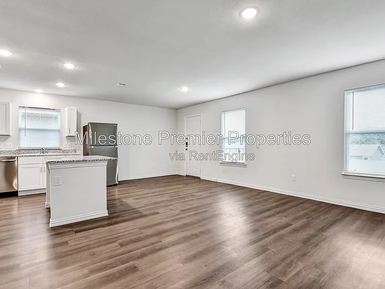 419 E Hull St — Photo 6