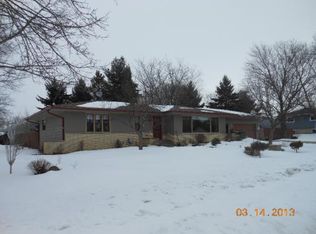 1402 E Garfield St, Mount Horeb, WI 53572