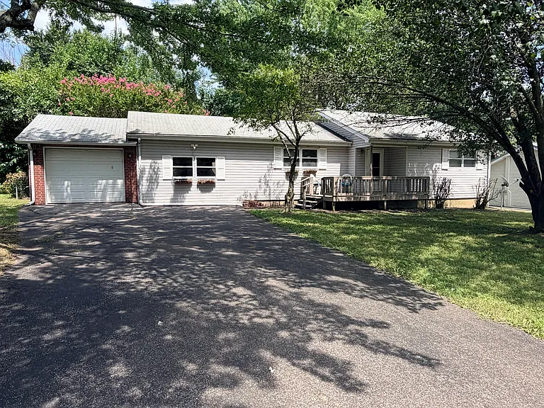 1709 Oak Hill Dr — Photo 1
