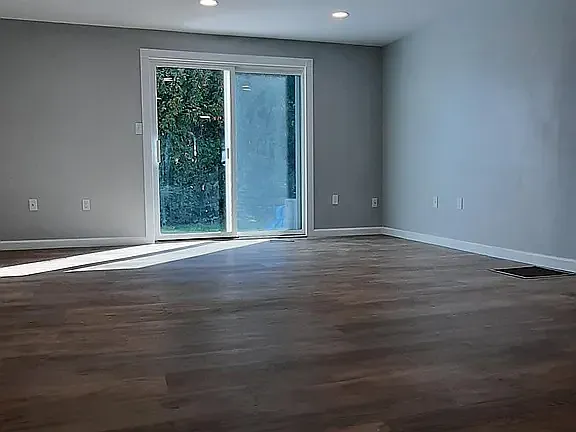 50 Edward J Roy Dr #4 — Photo 4