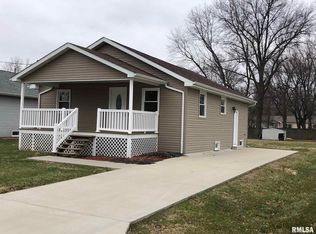 817 E Cleveland St, Taylorville, IL 62568