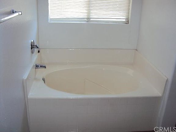 5th image of 323 Cambridge Dr
