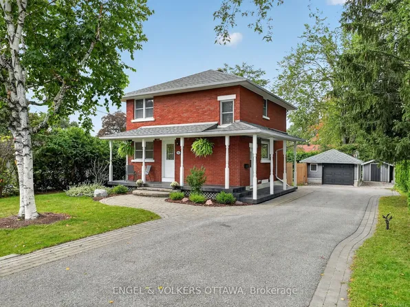 916 Iroquois Rd, Ottawa, ON K2A 3N5