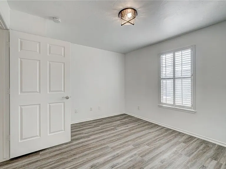300 Glen Dr — Photo 28