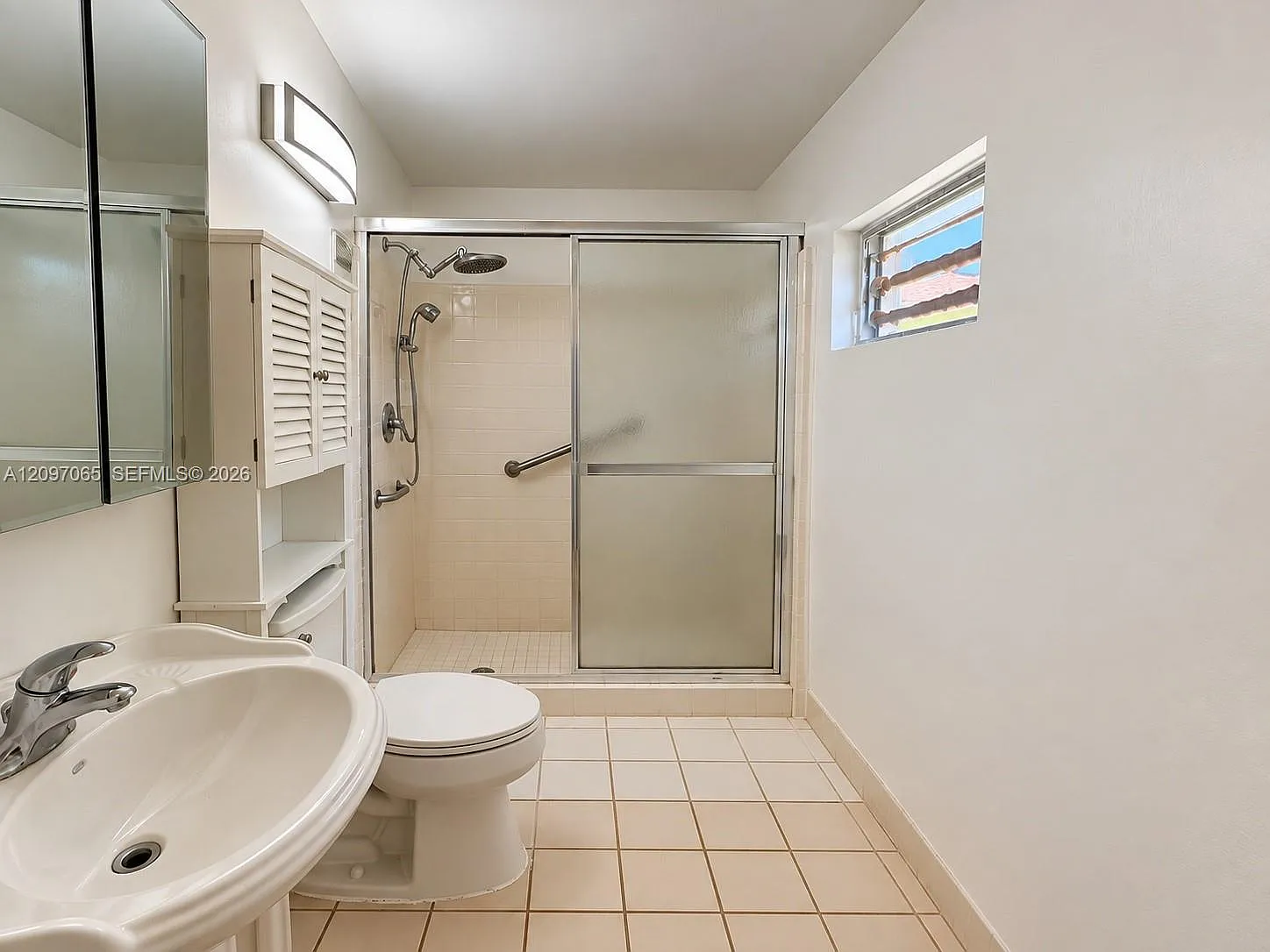 3 bed, 1.0 bath, 864 sqft, $2,600 — Photo 4