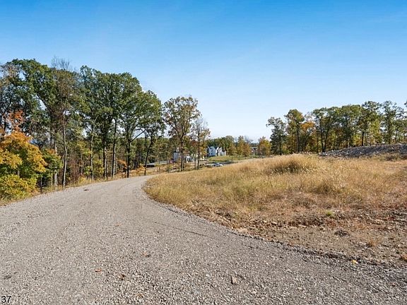 3rd image of 9 Bristol Ridge Rd
