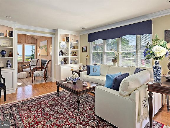 3rd image of 8 Venetian Dr
