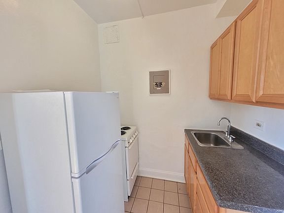 3rd image of 7443 N Greenview Ave