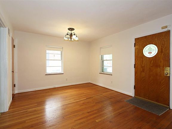 3rd image of 8547 White Ave