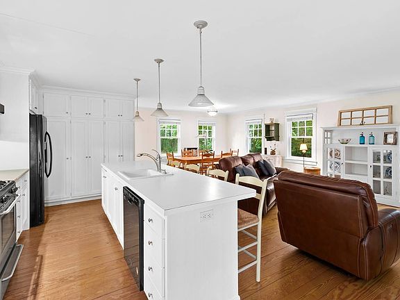 3rd image of 10 Garbis Ln
