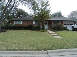 117 Johnston St, Yoakum, TX 77995