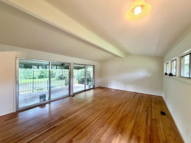 108 Meadowview Cir — Photo 2