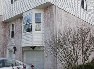1 Crestwood Dr, Allison Park, PA 15101