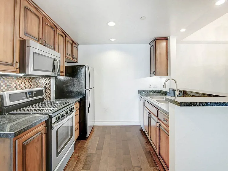 4410 Sepulveda Apartments — Photo 24