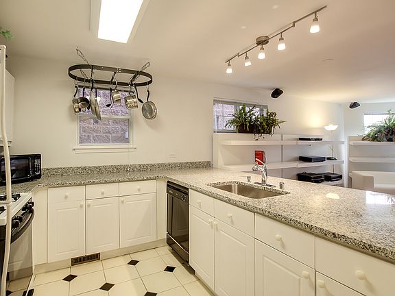 5th image of 1453 N Larrabee #A