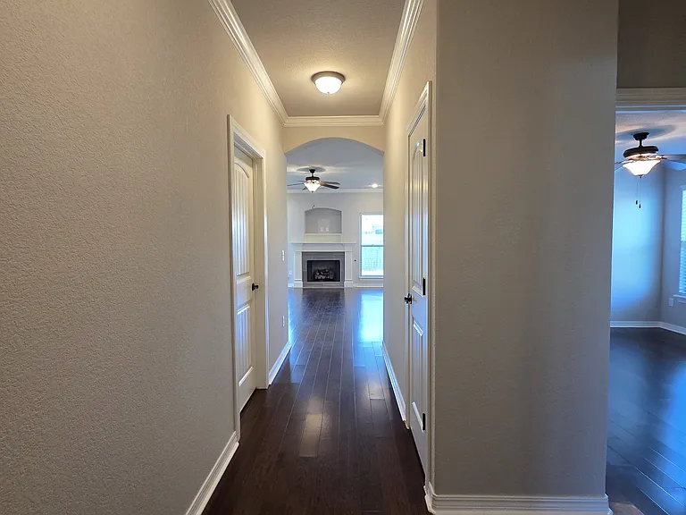404 W Gillian Ave — Photo 2