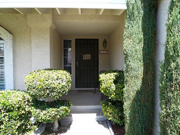 Inviting Entry Way 