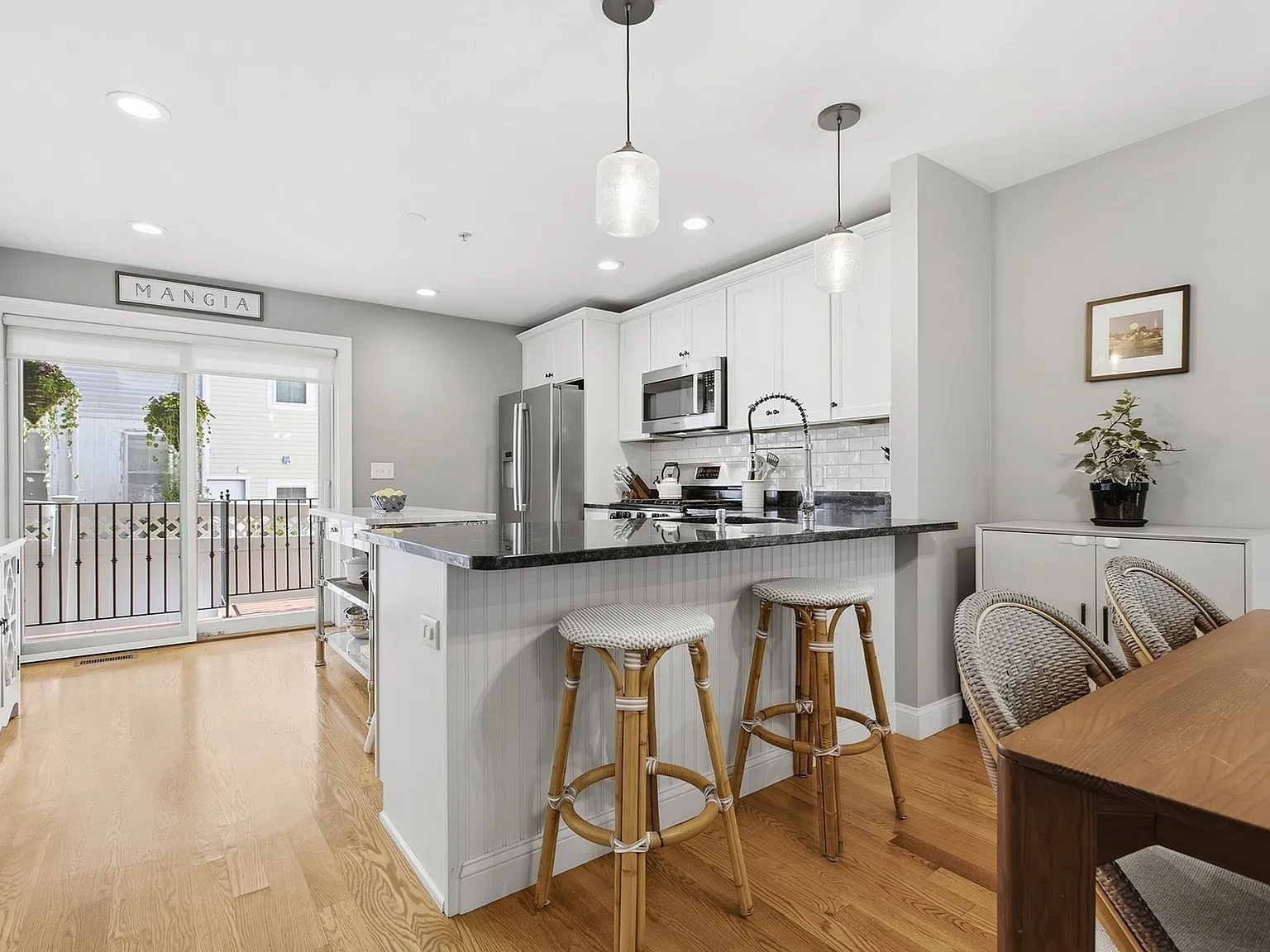 2 bed, 1.5 bath, 1005 sqft, $4,000 — Photo 3