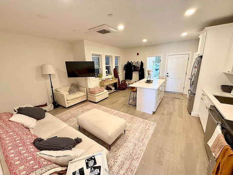120 Emerson St #3 — Photo 4
