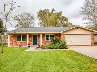 6111 Bending Bough Dr, Angleton, TX 77515