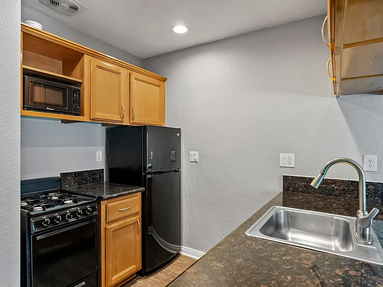California Palms Apartments — Photo 24