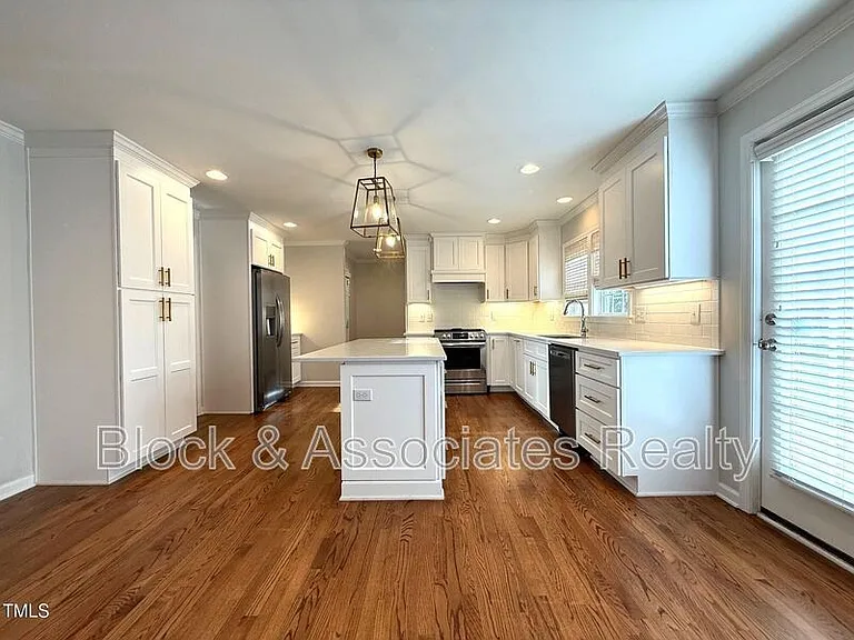 212 Sampson St — Photo 9