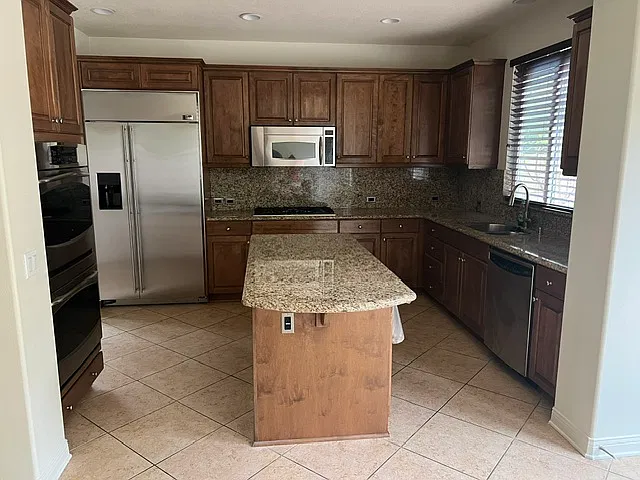3 bed, 2.5 bath, 2500 sqft, $6,195 — Photo 2