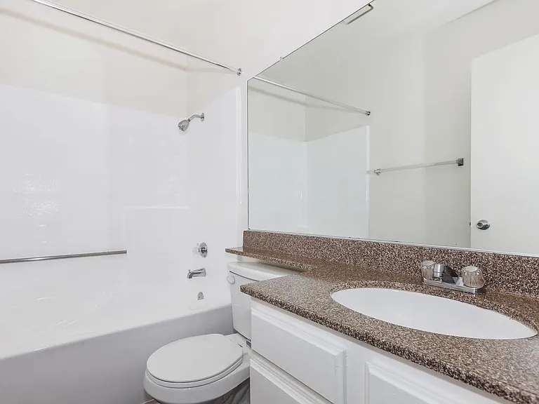 Emerald Court Apartment Homes — Photo 34