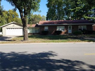 30 Vieux Carre Dr, East Saint Louis, IL 62203