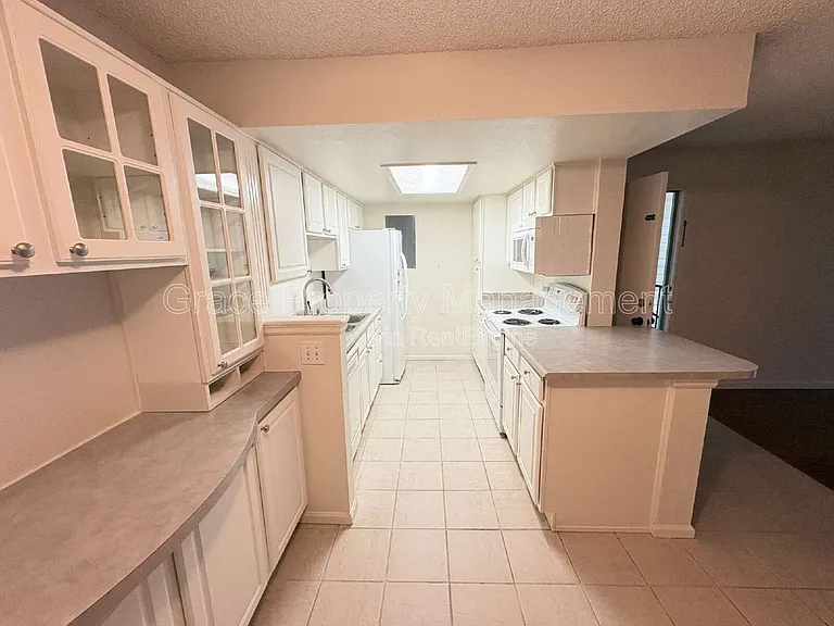 8555 Fairmount Dr #B205 — Photo 4