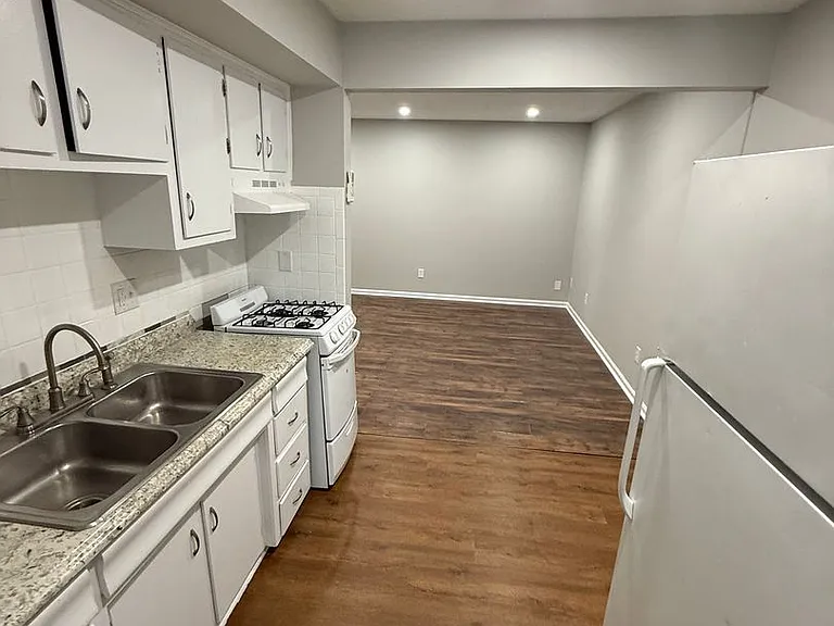 208 Lakeshore Dr — Photo 5