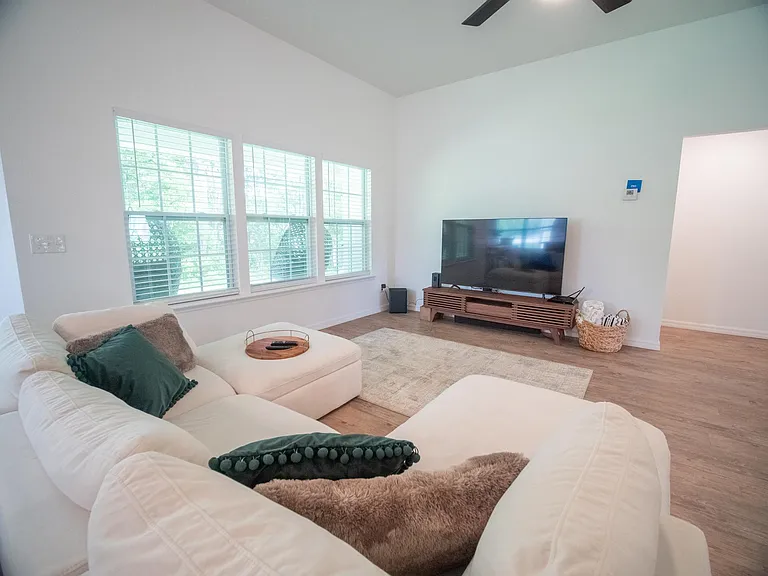 315 SE Lindale Gln — Photo 30