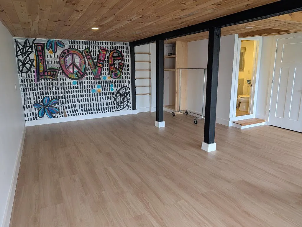 306 Davis St — Photo 2