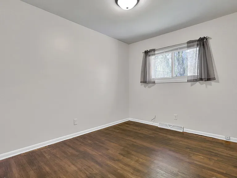 Second upstairs bedroom