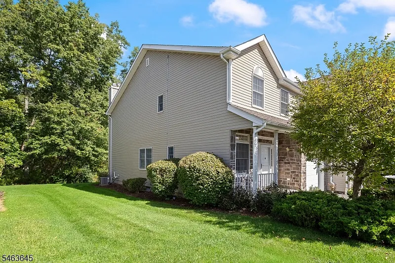 3 bed, 3.5 bath, 1892 sqft, $4,151 — Photo 2
