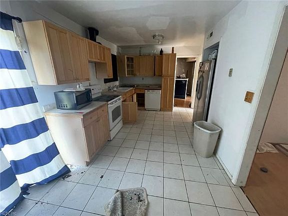 5th image of 932 Woodhue Ct