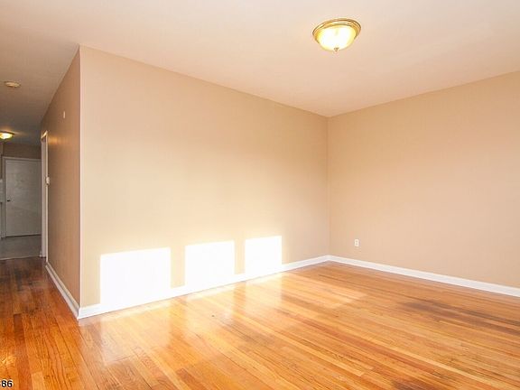 4th image of 114 Eagle St