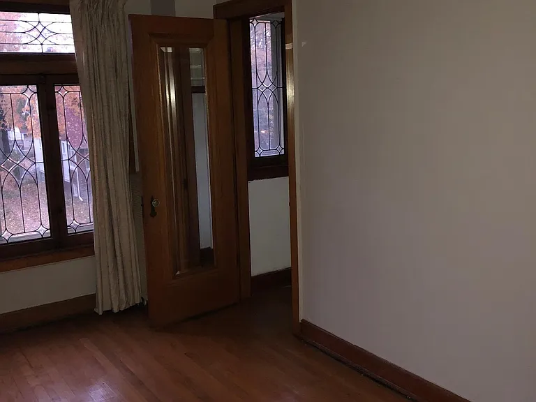 1049 Beaconsfield Ave — Photo 4