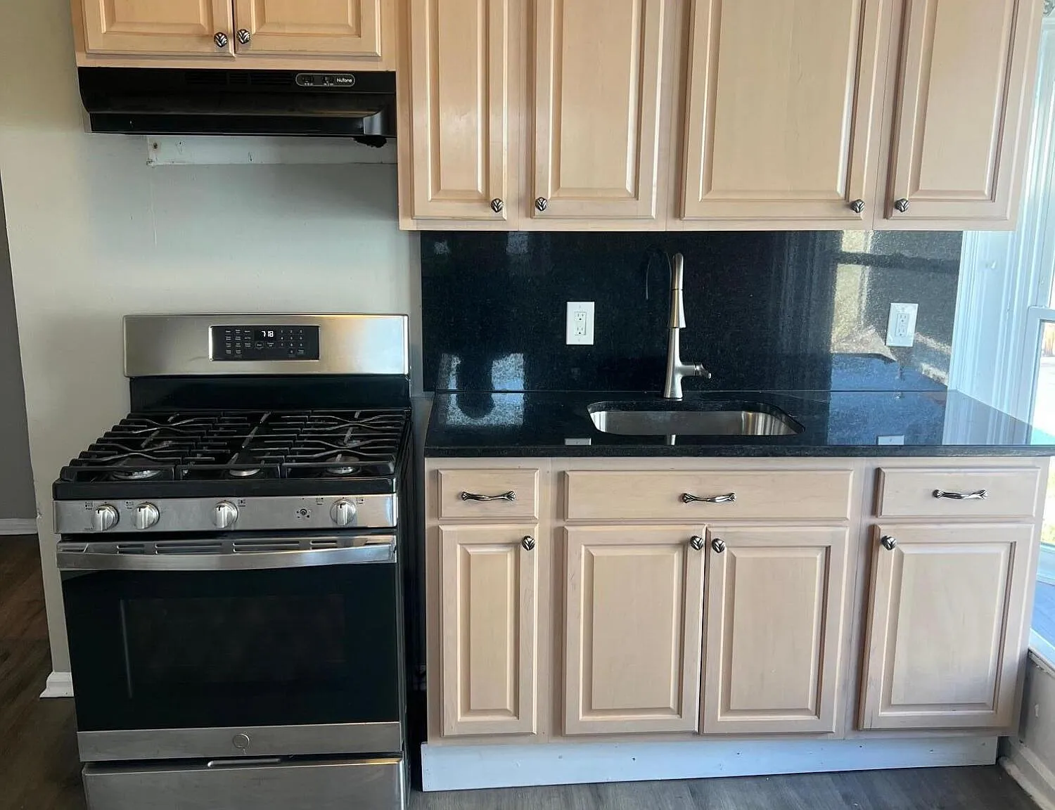 3 bed, 1.5 bath, 3044 sqft, $2,990 — Photo 4