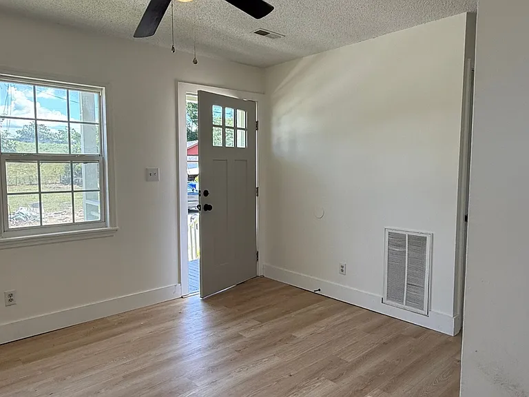 2210 Crosby Ave — Photo 9