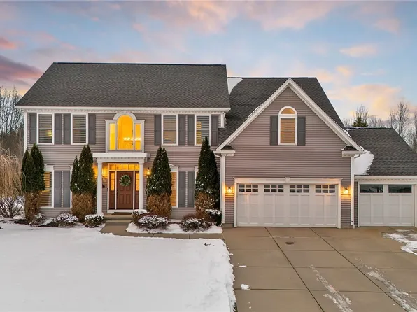 32 Falconcrest Ln, Orchard Park, NY 14127