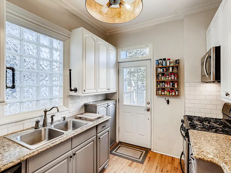 Kitchen w/ gas stove, stainless steel appliances